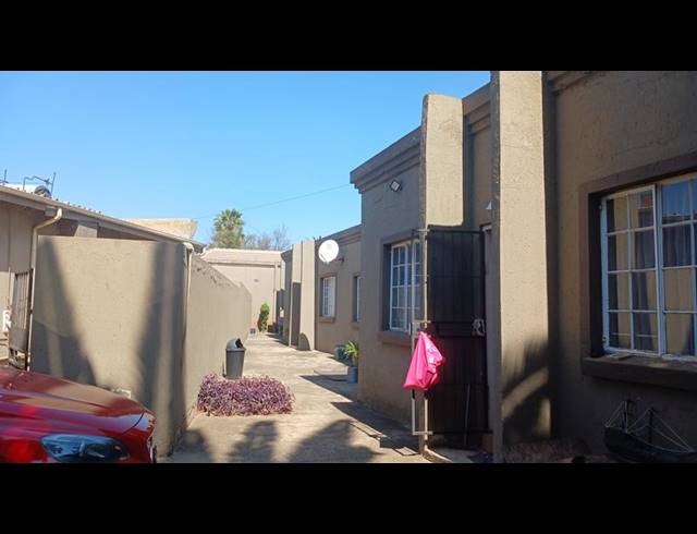 9 BEDROOM HOUSE FOR SALE IN CLAYVILLE